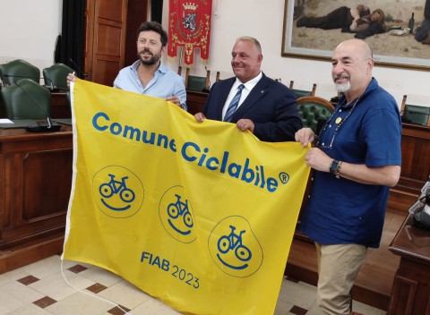 Grosseto bandiera gialla con tre bike smile per la VI edizione di ComuniCiclabili Fiab